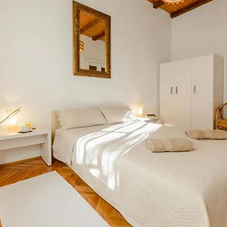 Apartmán Gradac With Garden Next To And Old Town