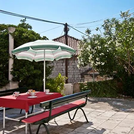 Gradac With Garden Next To And Old Town Apartmán