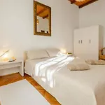 Apartman Gradac With Garden Next To And Old Town