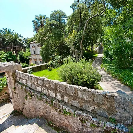 Gradac With Garden Next To And Old Town Apartment