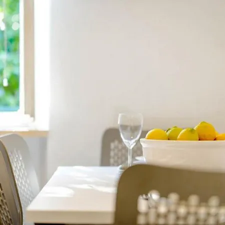 Gradac With Garden Next To And Old Town Apartamento