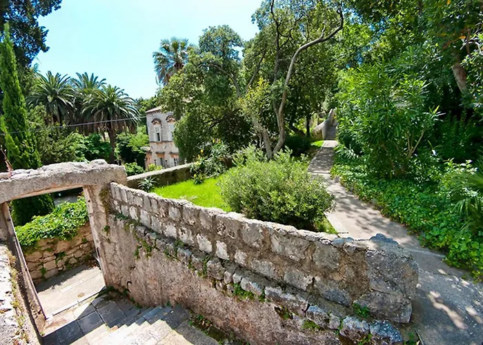 Gradac With Garden Next To And Old Town Lägenhet
